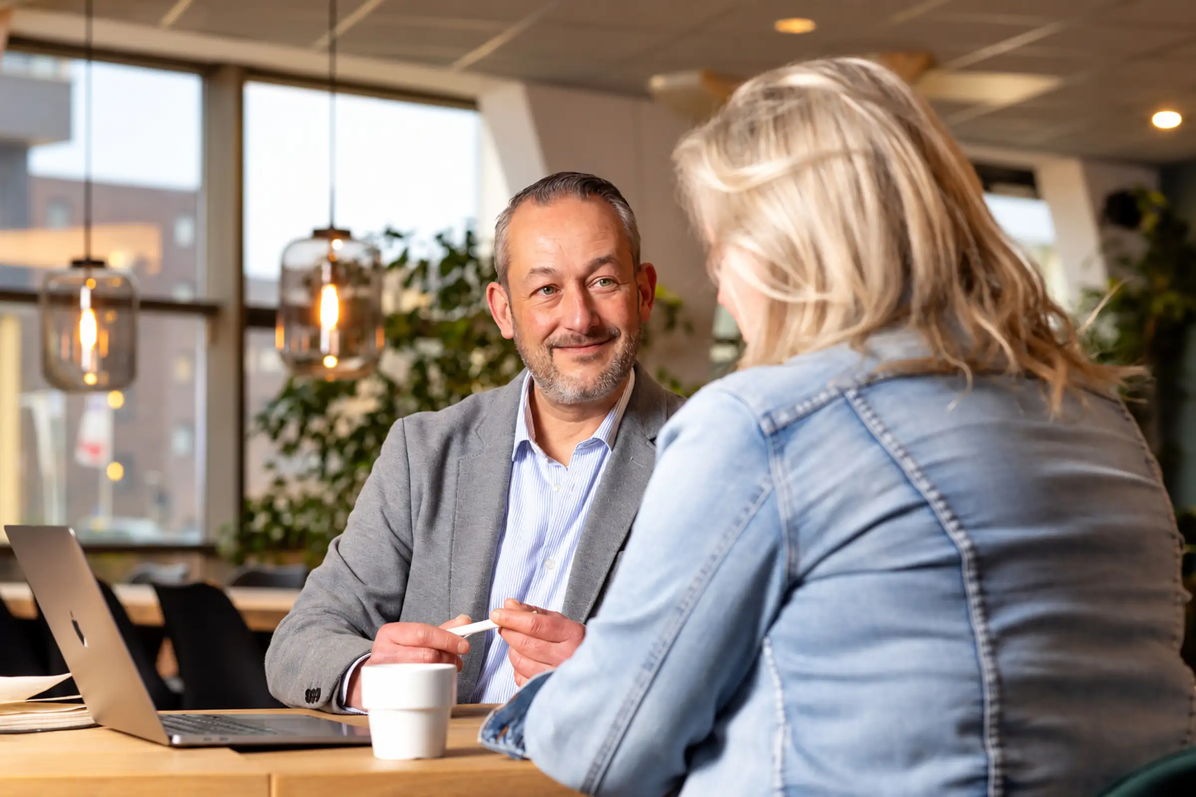 Serge Siebelt van Rootz Media in gesprek met een klant