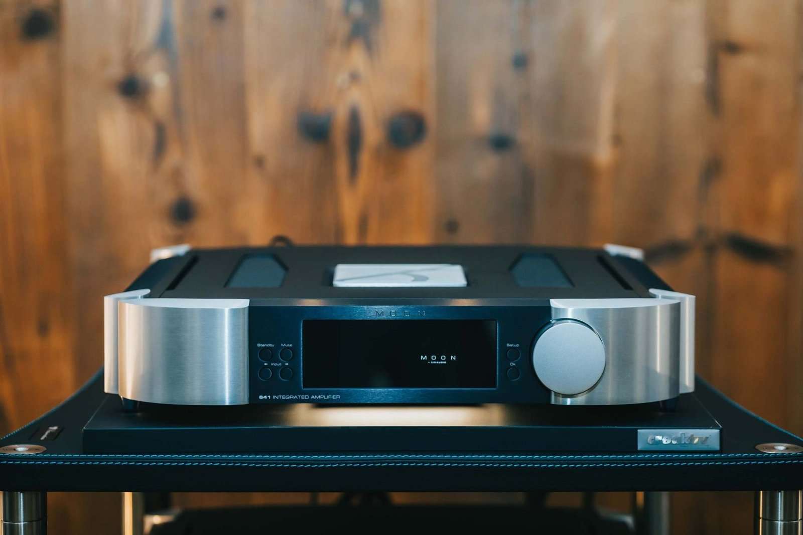 High-end versterker op de meertalige website van Novus Audio