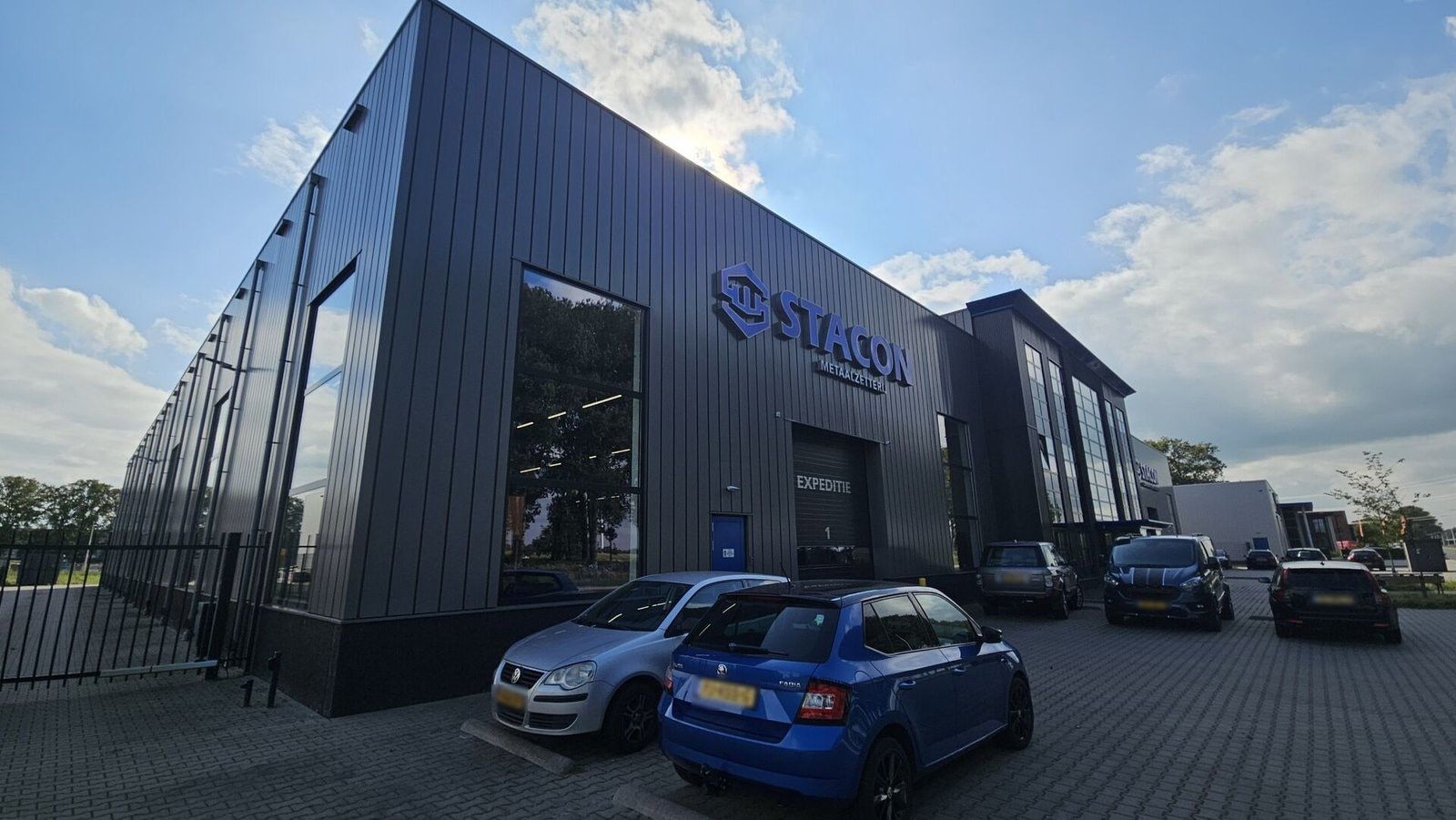 Het nieuwe logo van Stacon op de gevel van het bedrijfspand