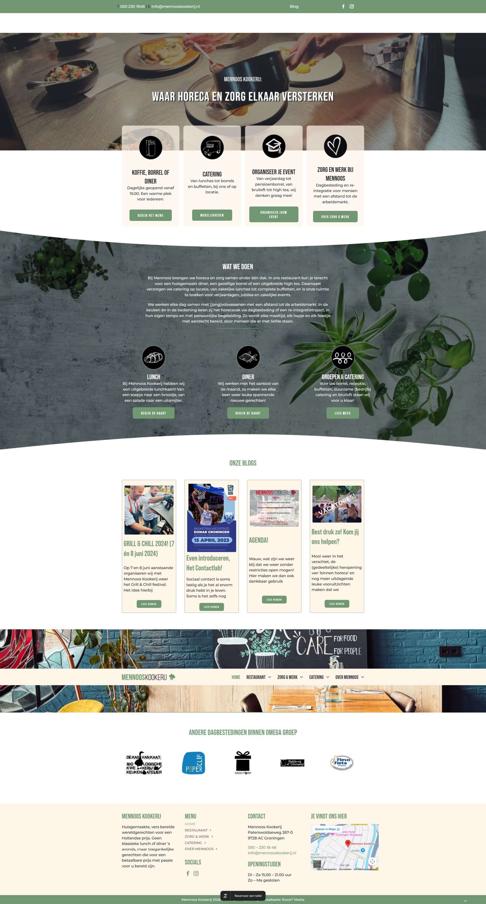 Een kok schept een gerecht op, de hero van de homepage van Mennoos Kookerij