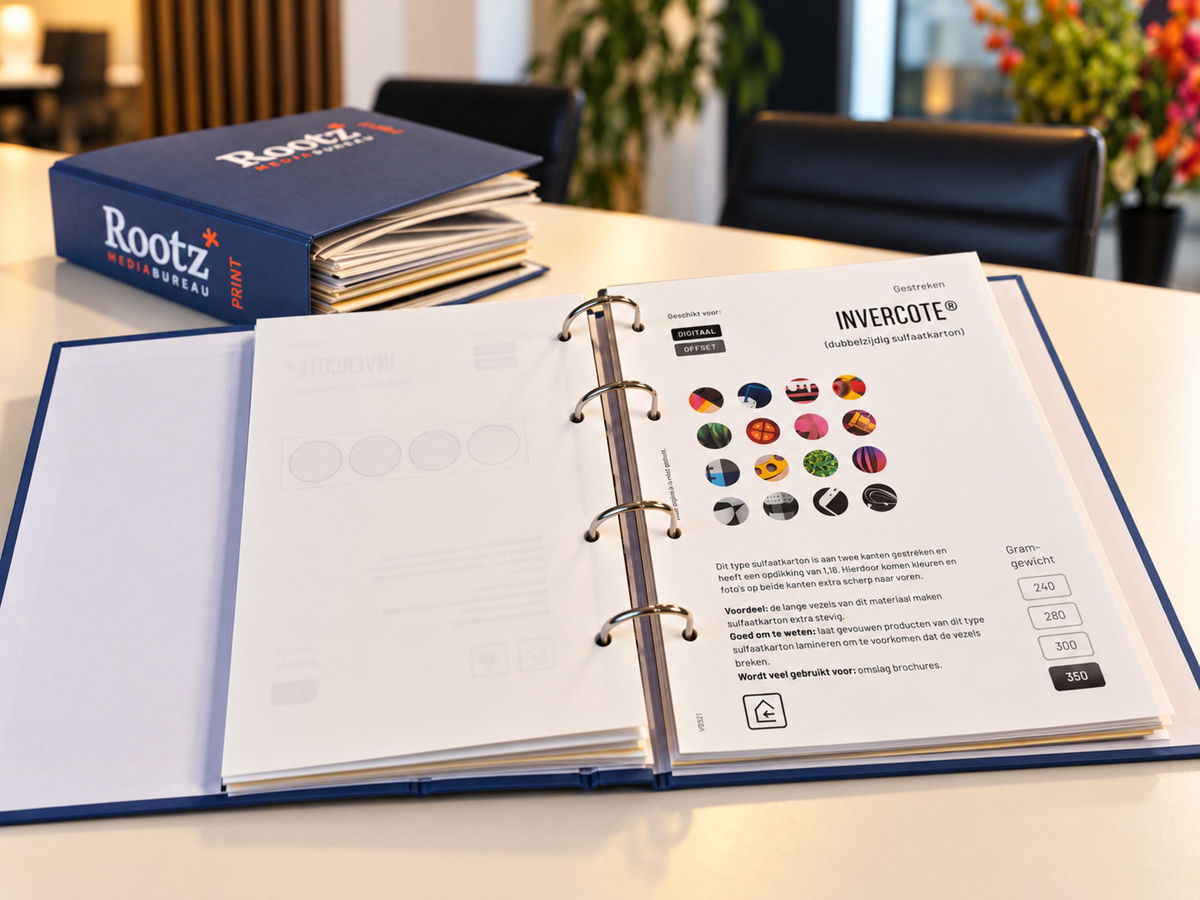 Map van Rootz Media opengeslagen bij de papierstalen van Invercote