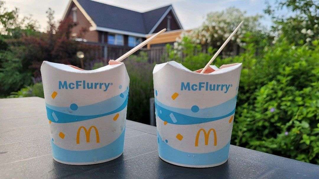 Twee McFlurry's op de tuintafel
