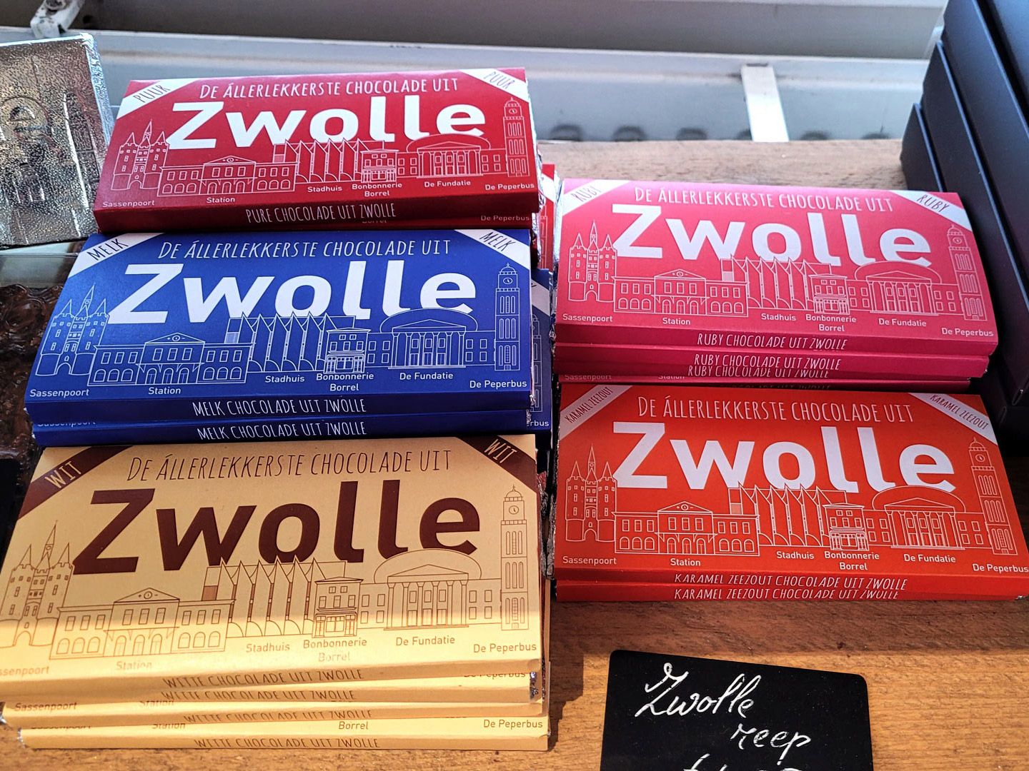 Chocoladerepen voor Bonbonnerie Borrel, ontworpen door Rootz Media